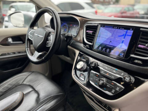 2017 Chrysler Pacifica Touring-L Plus