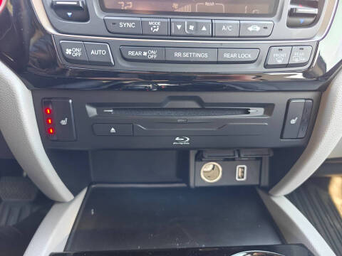 2020 Honda Pilot Touring w/Rear Captain's Chairs