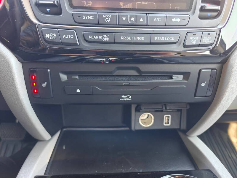 2020 Honda Pilot Touring w/Rear Captain's Chairs