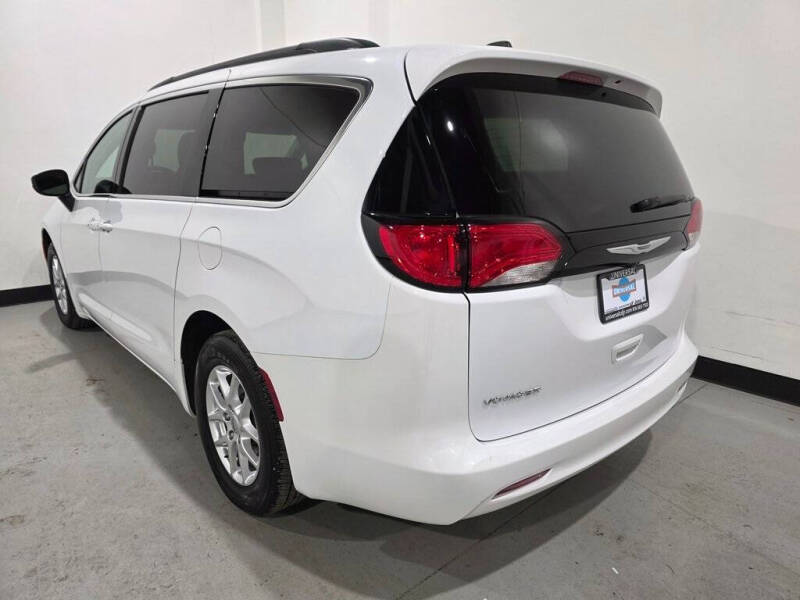 2022 Chrysler Voyager LX