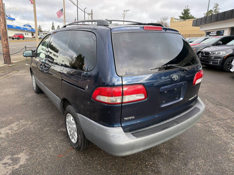 2001 Toyota Sienna LE
