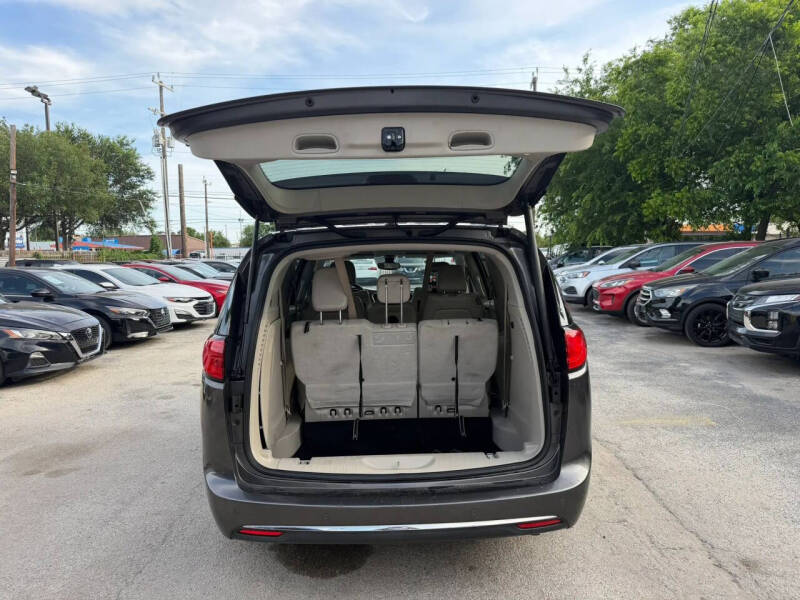 2017 Chrysler Pacifica Touring-L Plus
