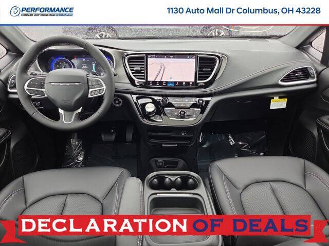 2027 Chrysler Pacifica Select