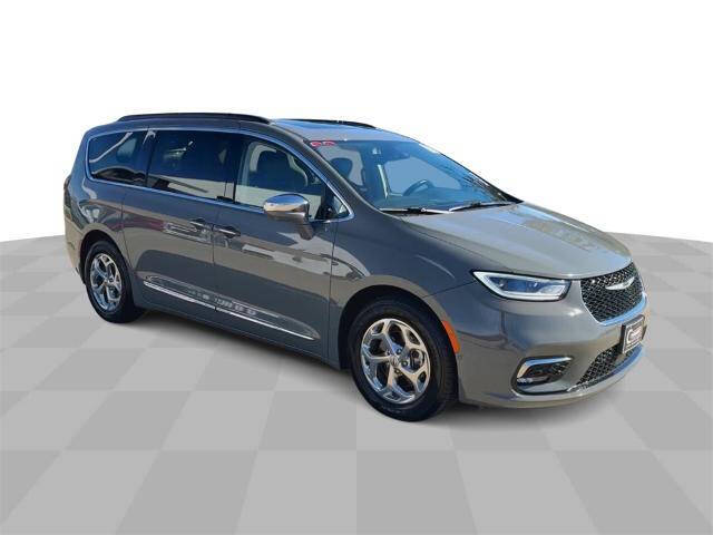 Used 2022 Chrysler Pacifica Limited with VIN 2C4RC1GG3NR114756 for sale in Waterloo, IA