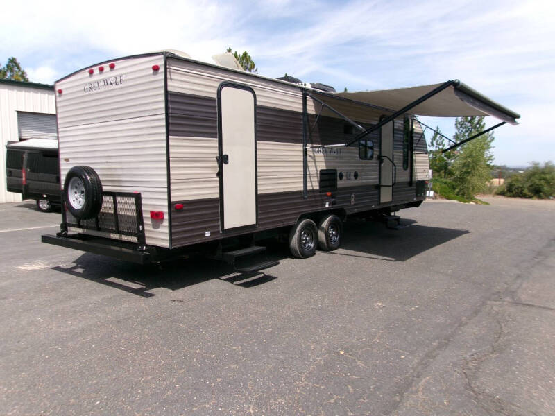 2018 Forest River Cherokee Grey Wolf 26dbh