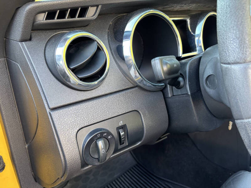 2005 Ford Mustang V6 Deluxe