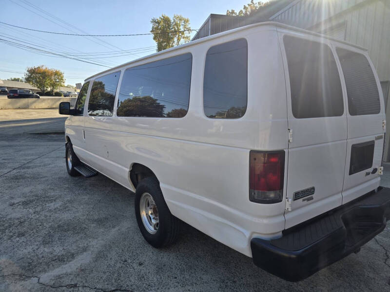 2010 Ford E-Series Econoline Wagon XLT photo 7