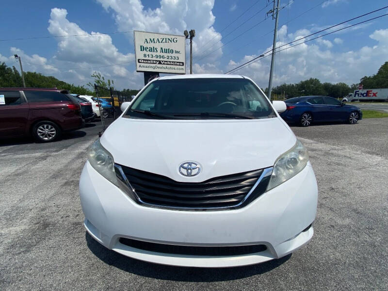 2014 Toyota Sienna null photo 4