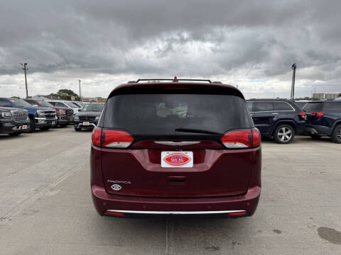 2017 Chrysler Pacifica Touring-L