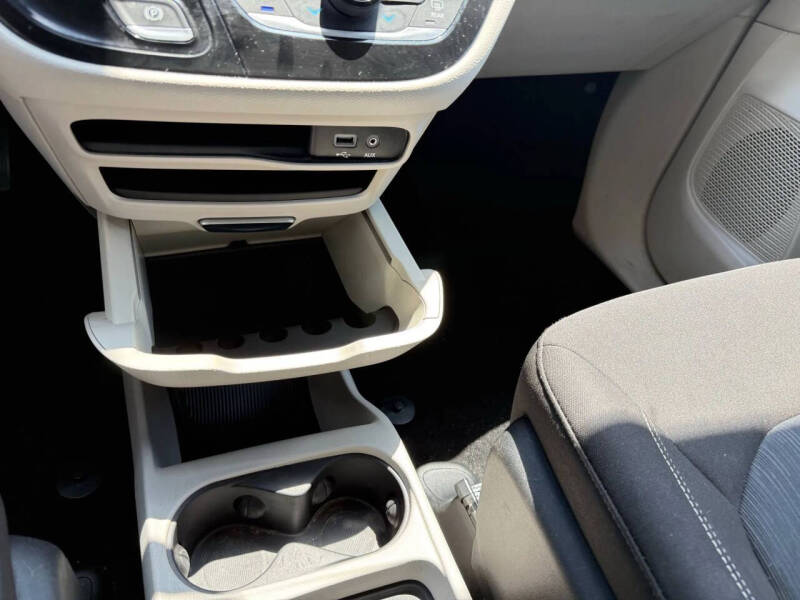 2020 Chrysler Voyager LX