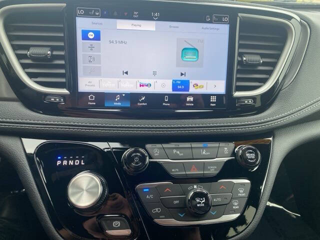 2025 Chrysler Pacifica Select