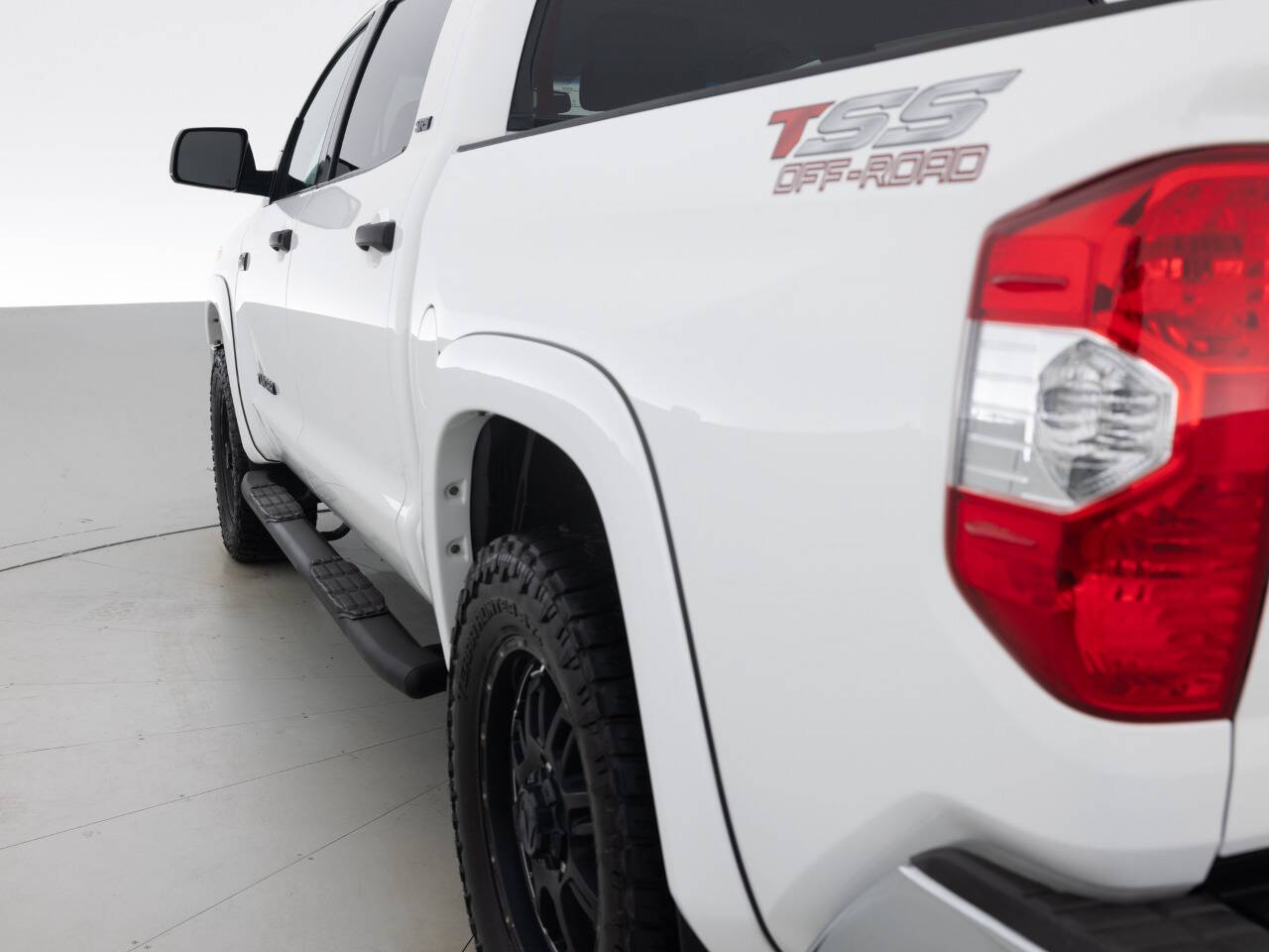 Used Car 2017 Toyota Tundra  Sr5 4x4 4dr Crewmax Cab Pickup Sb (5.7l V8 Ffv) For Sale Under $30,000 In Coal City, Illinois