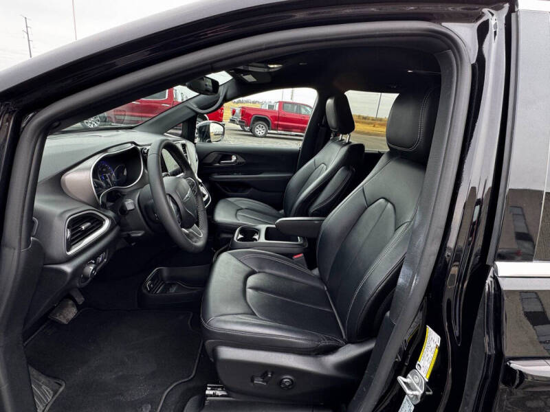 2025 Chrysler Pacifica Select