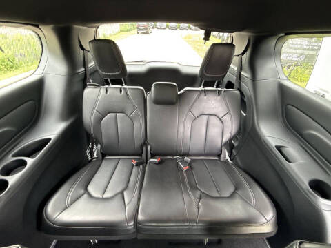 2025 Chrysler Pacifica Select