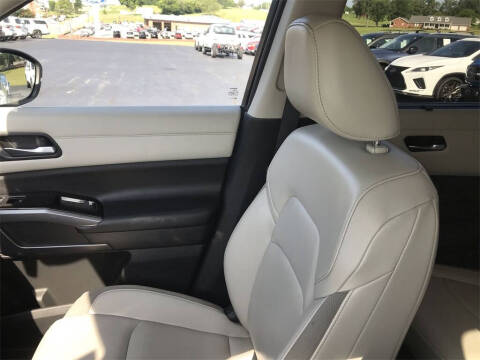 2022 Nissan Pathfinder SL