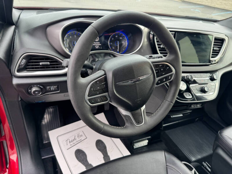 2025 Chrysler Pacifica Select