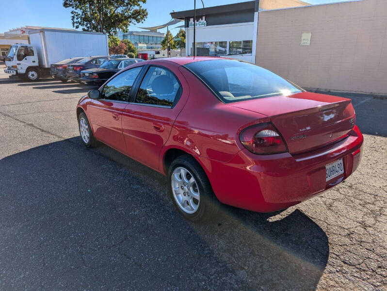 2005 Dodge Neon SXT photo 4