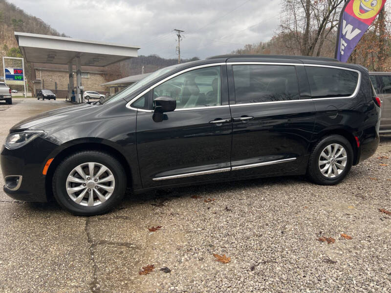 2017 Chrysler Pacifica Touring-L photo 4