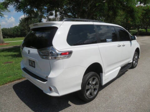 2017 Toyota Sienna SE Premium 8-Passenger
