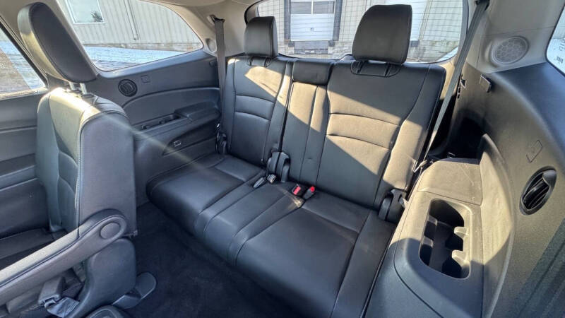2019 Honda Pilot Touring w/Rear Captain's Chairs