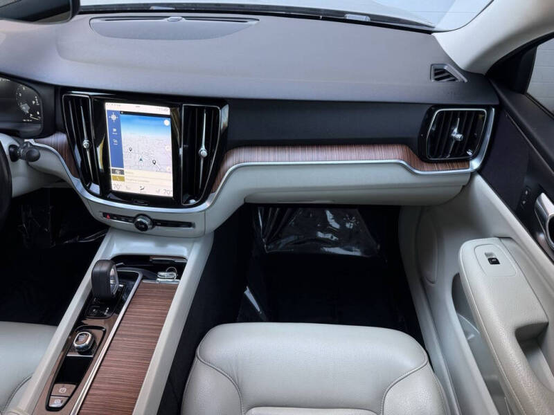 2022 Volvo S60 B5 Momentum