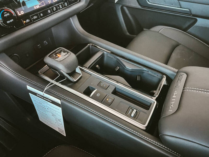 2025 Nissan Pathfinder SV