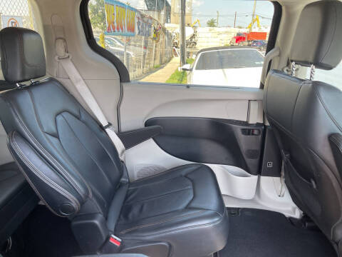 2017 Chrysler Pacifica Touring-L