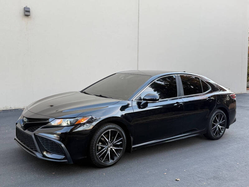 2023 Toyota Camry SE's photo
