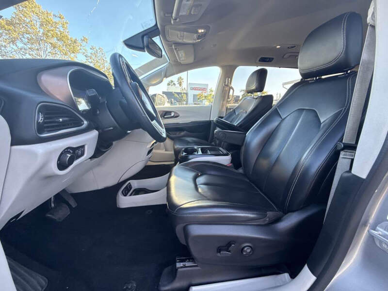 2020 Chrysler Voyager LXi