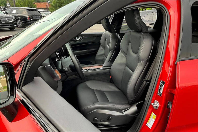 2023 Volvo XC60 B5 Plus Dark Theme