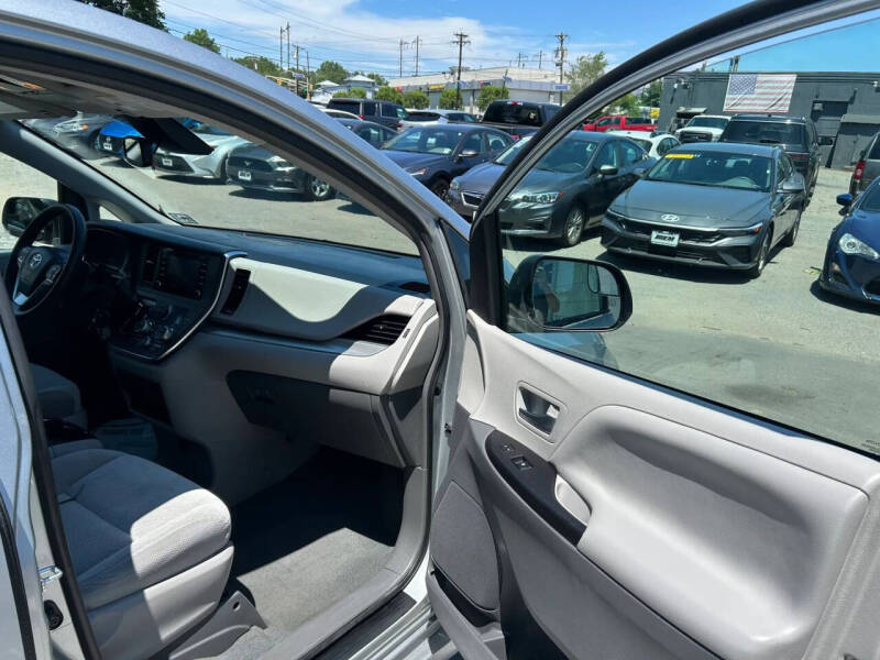 2019 Toyota Sienna LE 7-Passenger