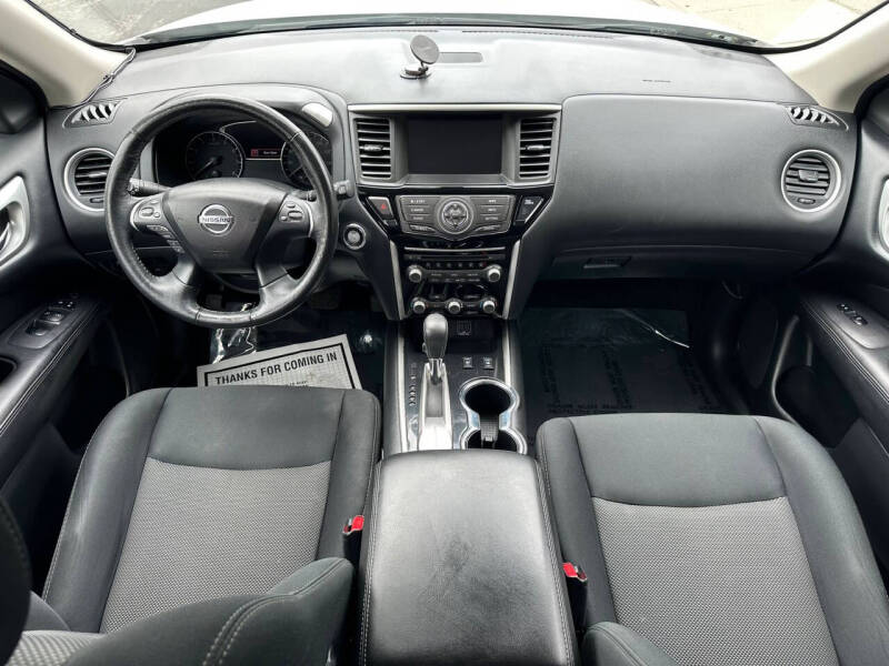 2018 Nissan Pathfinder SV