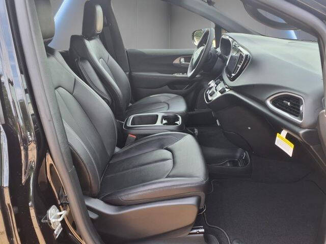 2025 Chrysler Voyager LX