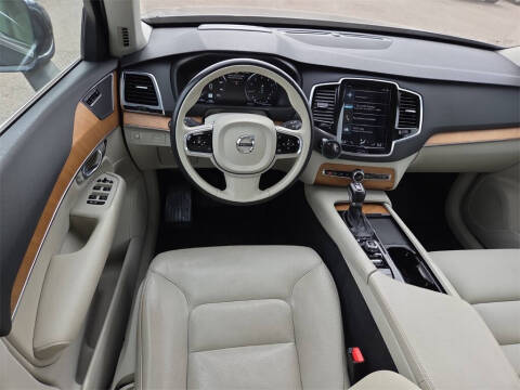 2021 Volvo XC90 T6 Momentum 7-Passenger