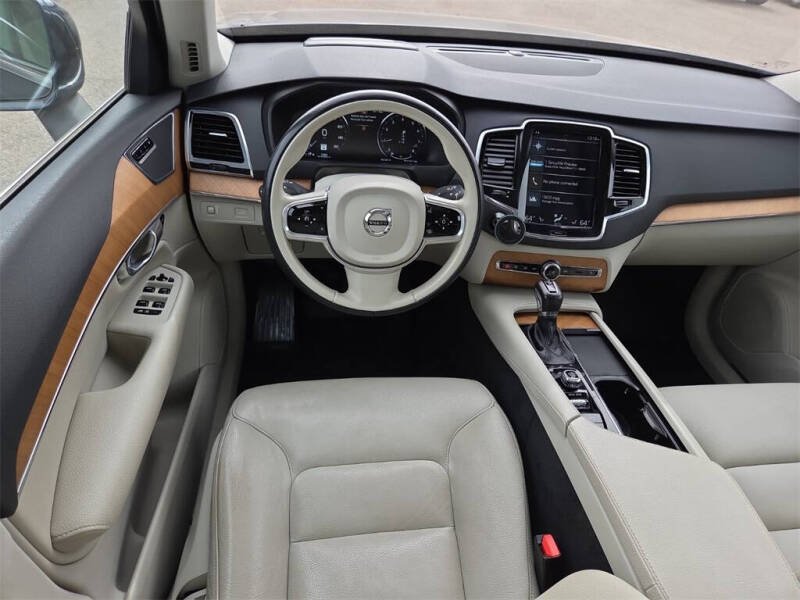 2021 Volvo XC90 T6 Momentum 7-Passenger