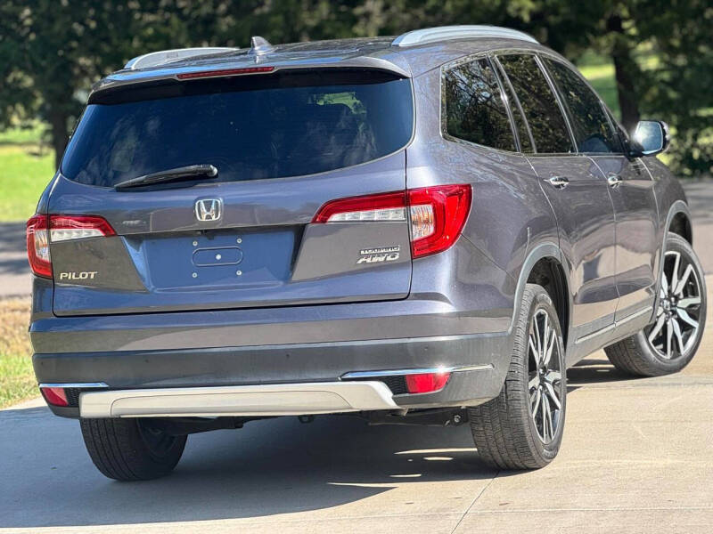 2022 Honda Pilot Touring w/Rear Captain's Chairs