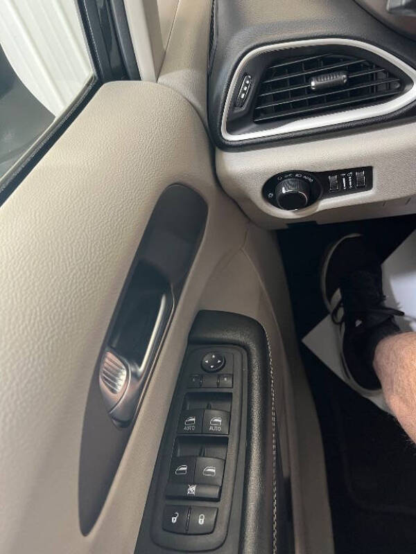 2022 Chrysler Voyager LX
