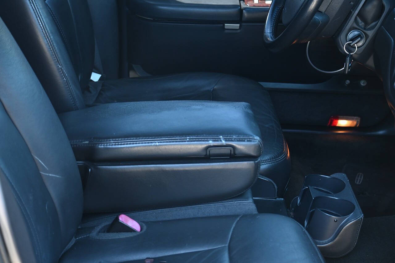 2011 Lincoln Town Car 23