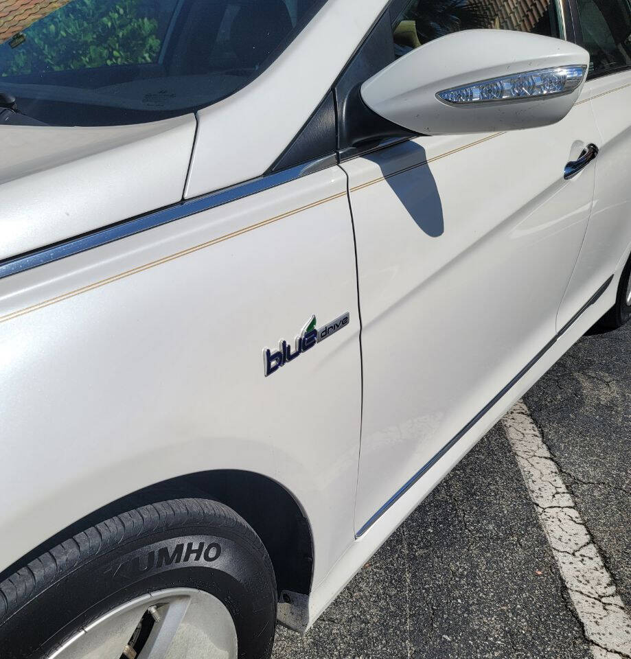 2011 HYUNDAI Sonata Sedan - $9,900