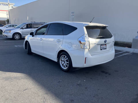 2014 Toyota Prius v Five