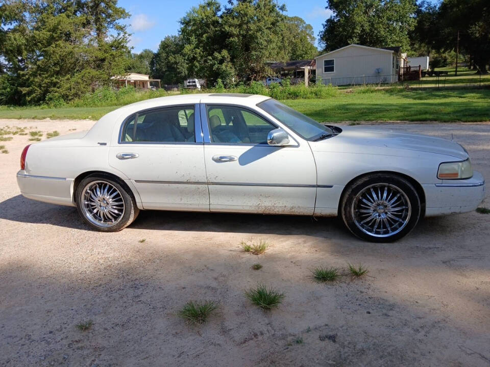 2006 Lincoln Town Car for sale at GERRHA AUTO SALES in Nacogdoches, TX