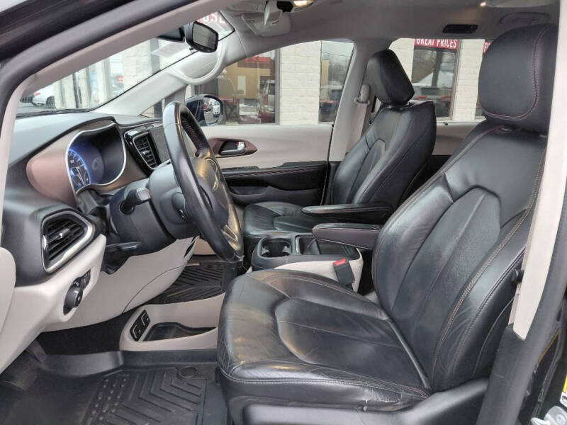 2017 Chrysler Pacifica Touring-L