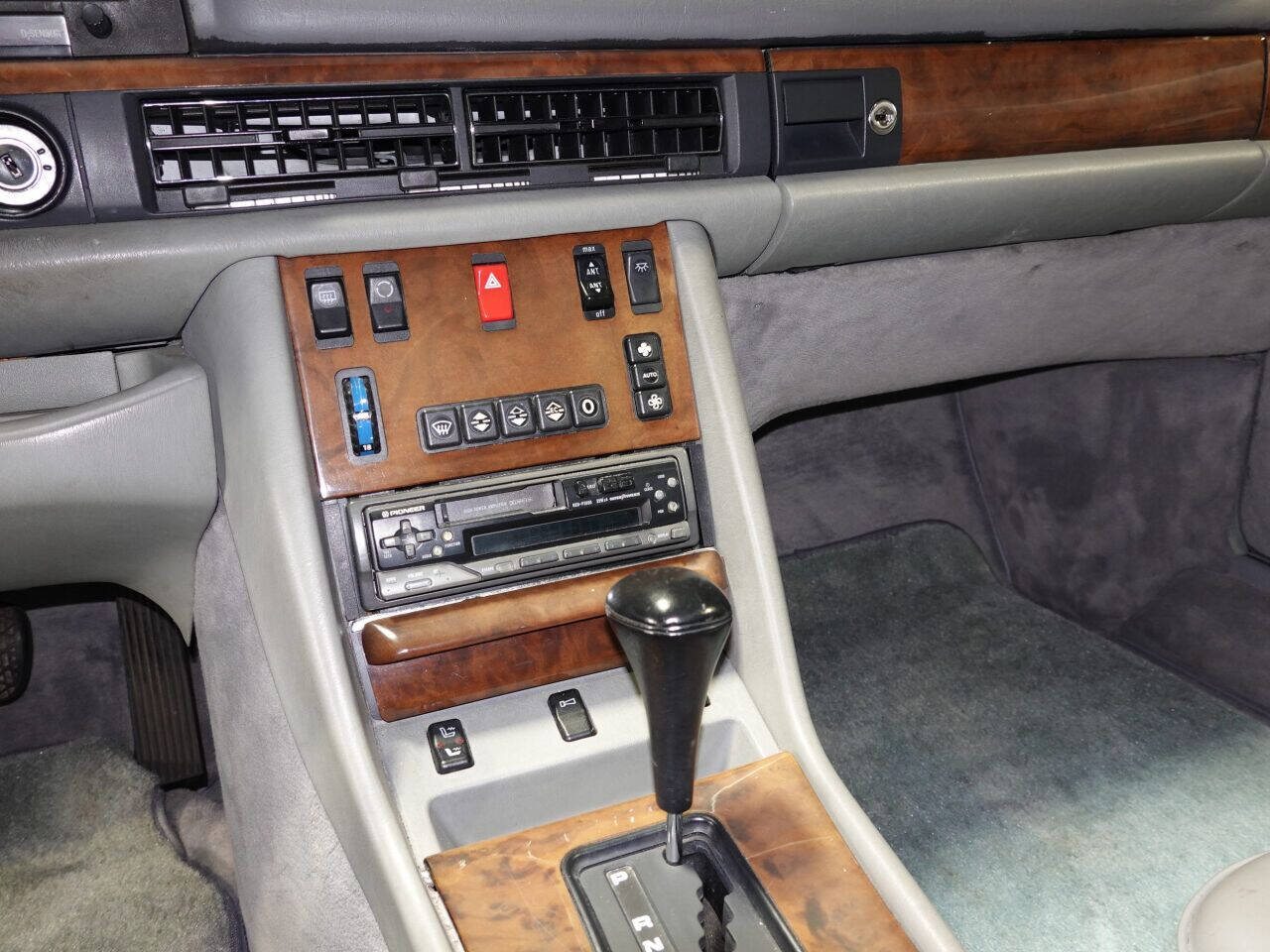 1987 Mercedes-Benz 560-Class 28