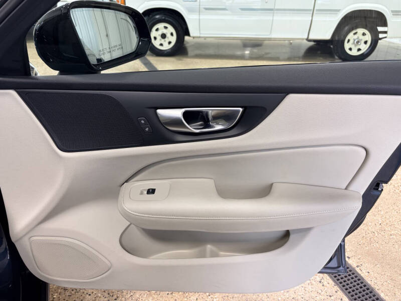 2024 Volvo S60 Recharge T8 Core Dark Theme