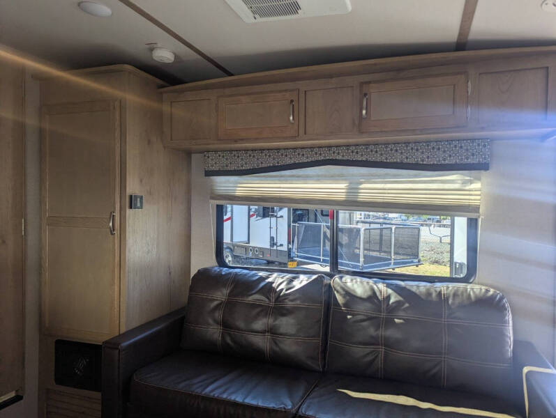 2020 Winnebago Micro Minnie 2405RG / 26ft