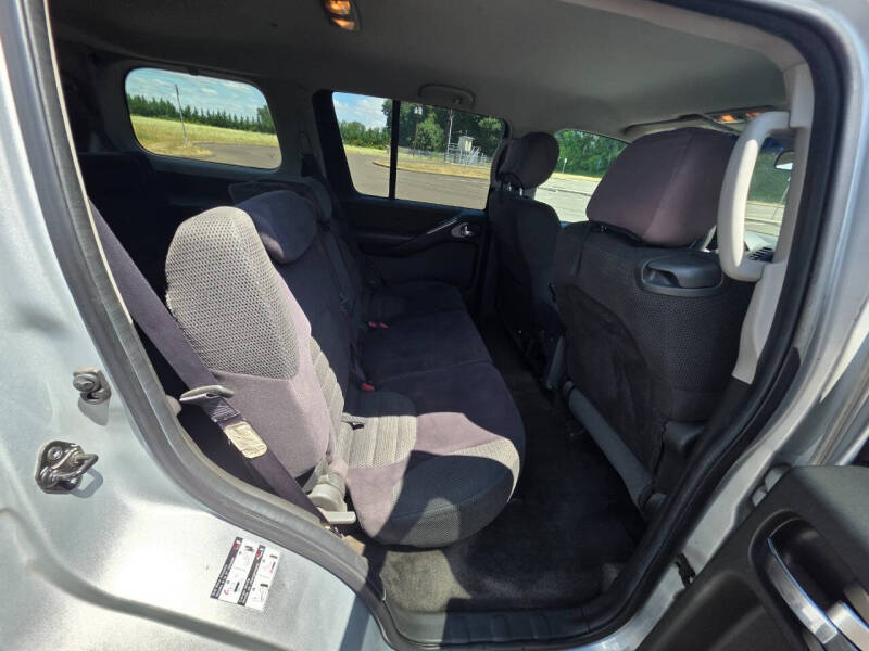 2005 Nissan Pathfinder LE
