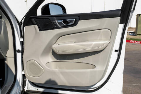 2023 Volvo XC60 B5 Ultimate Dark Theme