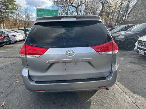 2014 Toyota Sienna LE 8-Passenger