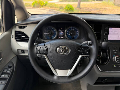 2018 Toyota Sienna LE Mobility 7-Passenger
