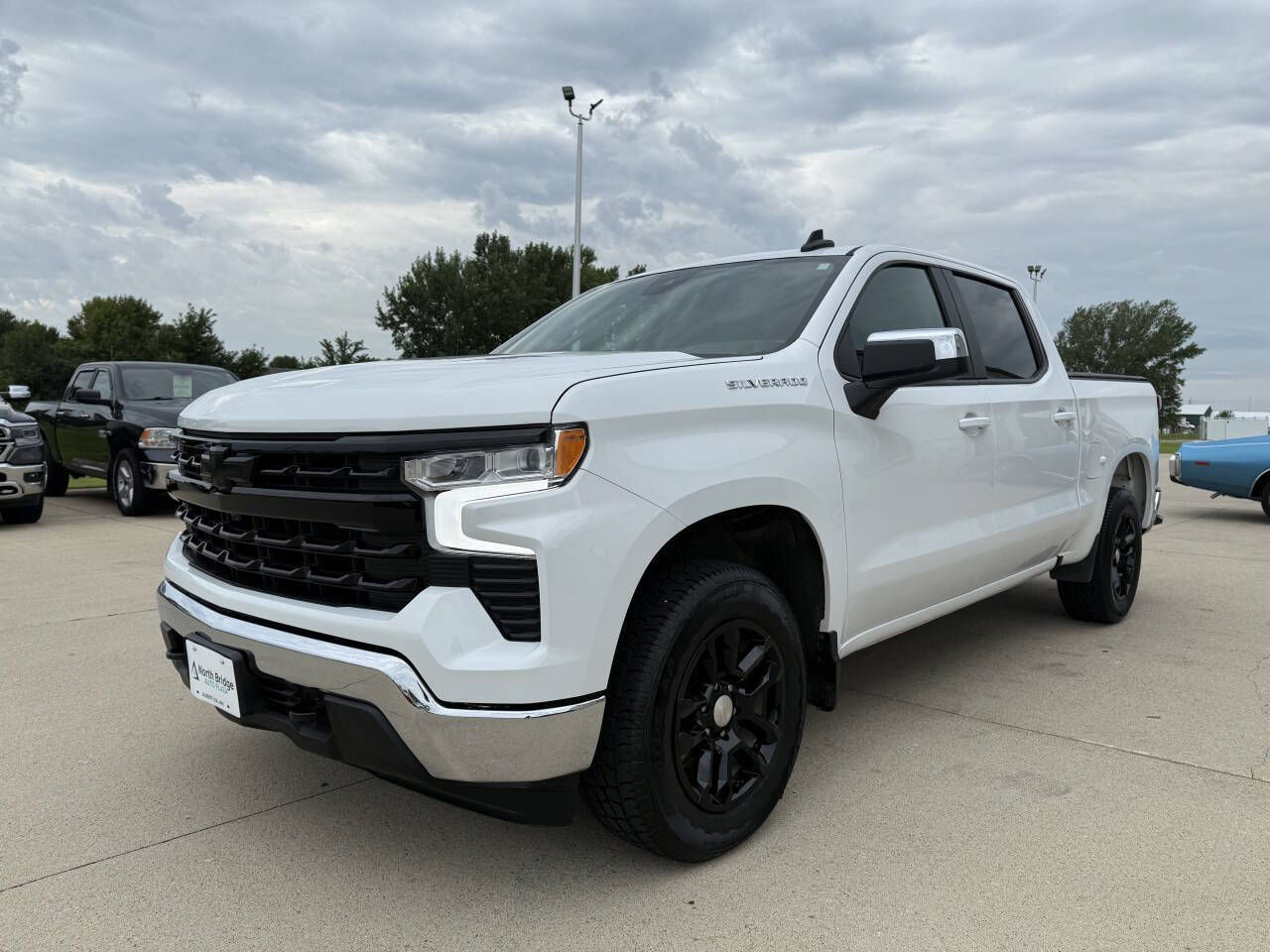 2022 Chevrolet Silverado 1500 LT photo 2